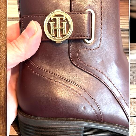 Tommy Hilfiger Women’s 7 Resin 2 Brown Leather Low Heel Ankle Boots Zip NEW - Picture 6 of 10